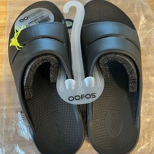 NWT Oofos Black Ooahh unisex slide M11/W13